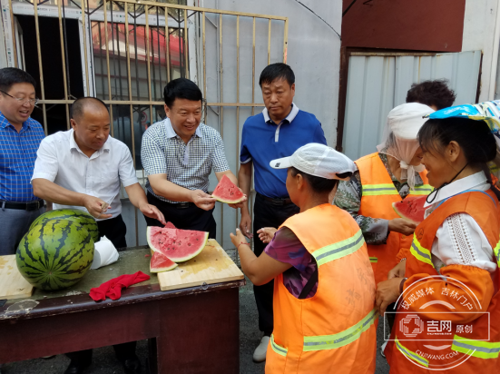 靖宇县总工会开展防暑降温慰问和宣传活动