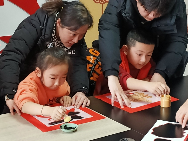 “我们的节日·元宵”暨“猜谜拓印品汤圆 邻里共庆元宵节”中进行拓印活动.jpg