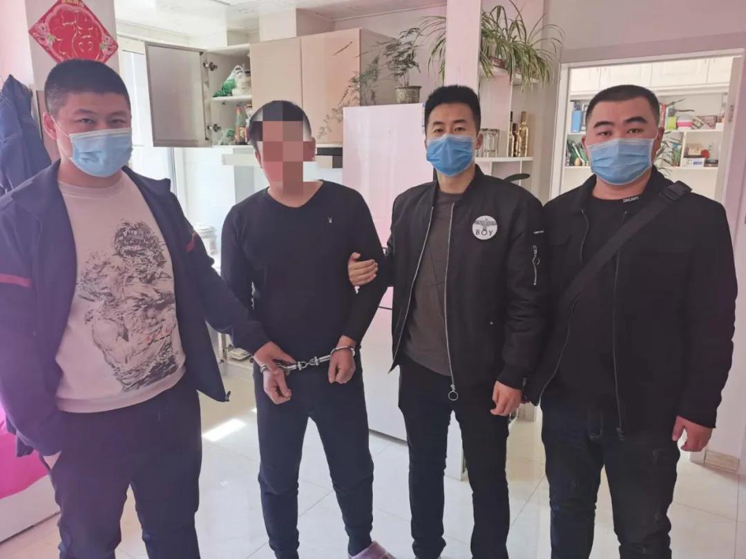 首页 白山站 专题栏目 专题内容"我们是警察,不许动!